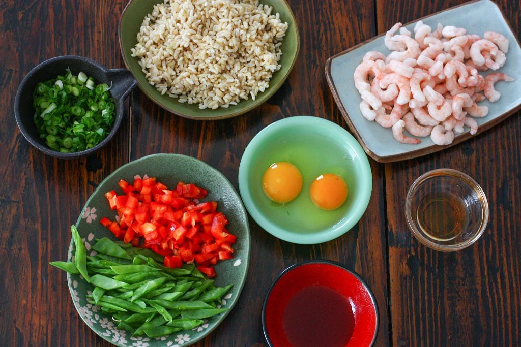 cooking oil, fresh ginger, minced, garlic cloves, frozen shrimp, rice wine, scallions and brown rice