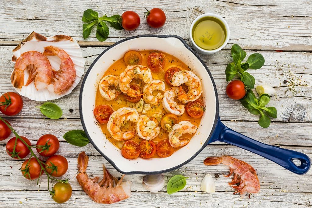 A pot of shrimp, shrimp and tomatoes on the table
