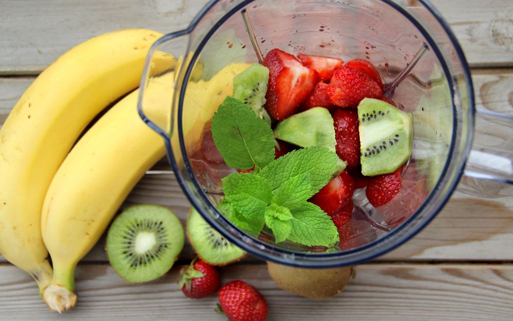  kiwi, strawberries and bananas