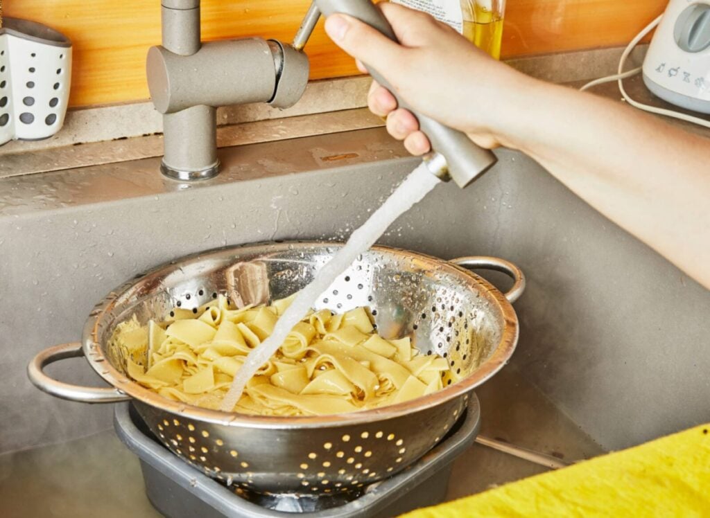 Tabletop Tussles: 15 Culinary Quirks That Stir the Pot 4 Rinsing Pasta